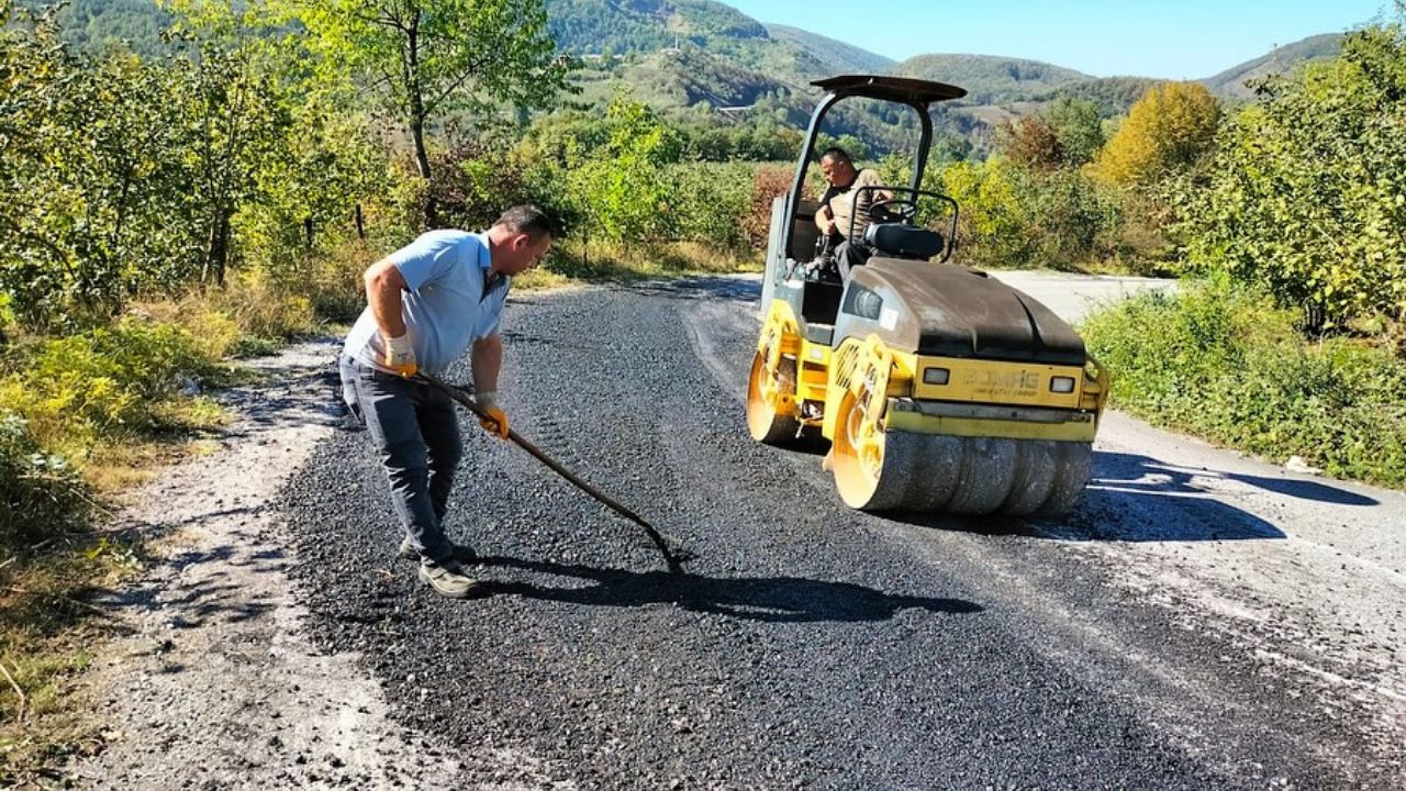 Yığılca’da Köy Yollarında Asfalt Yama Çalışmaları Sürüyor