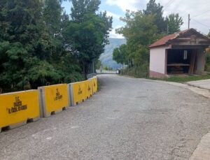 Köy Yollarında Güvenlik Hamlesi 20 Beton Bariyer Monte Edildi