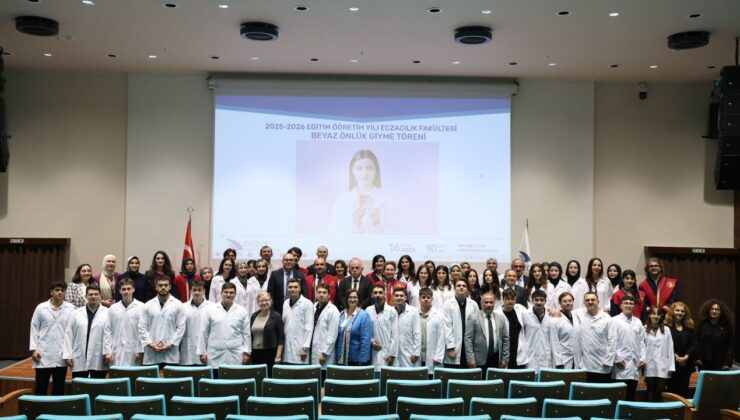 Düzce Üniversitesi Eczacılık Fakültesi Öğrencileri Beyaz Önlüklerini Gururla Giydi
