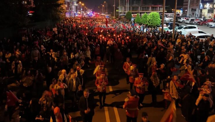 Cumhuriyet Coşkusu Fener Alayı ile Düzce’yi Aydınlattı