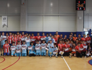 “Yıldız Voleybolunda Zirve Mücadelesi: Fatih Ortaokulu Şampiyon!