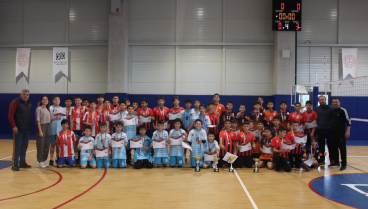 “Yıldız Voleybolunda Zirve Mücadelesi: Fatih Ortaokulu Şampiyon!