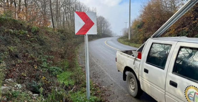 Sırtpınar Köyü’nde Trafik Güvenliği İçin Yeni Levhalar Monte Edildi