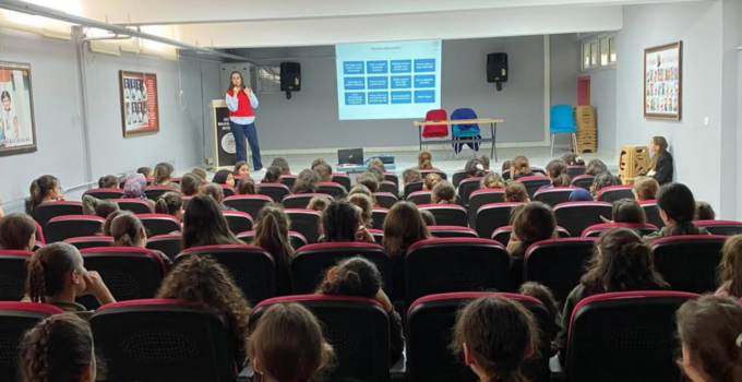 Kaynaşlı’da Öğrencilere Ergen Sağlığı ve Teknoloji Bağımlılığı Eğitimi