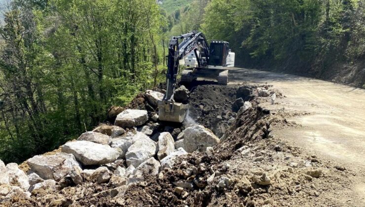 Cumayeri’nde Heyelan Bölgesinde Yol Güvenliği Sağlandı