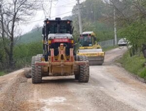 Kaynaşlı’da Grup Yolunda Asfalt Çalışması Sürüyor