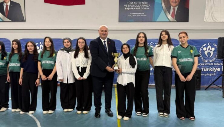 Çilimli’de 19 Mayıs Coşkusu Spor Salonuna Taştı